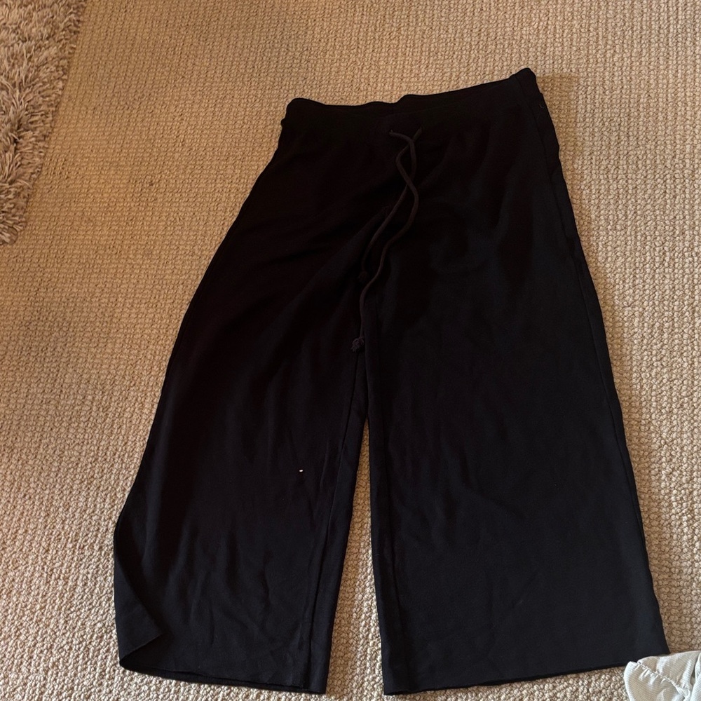 Women's Black Cropped sweatpants